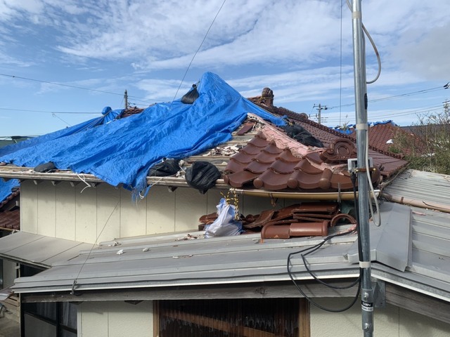 台風被害に遭われた瓦屋根、これから屋根工事していきます！